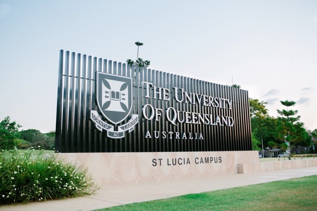 クイーンズランド大学 St Luciaキャンパスの入口サイン
